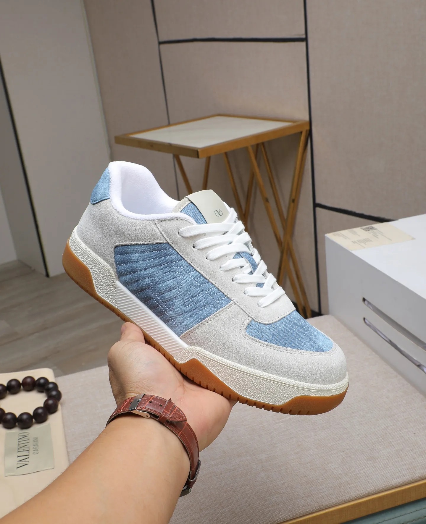 Men's shoes 💰740【Valentino】Couples model, size: Men's model 39-44 (45 customized) Valentino Valentino Couple model Joie de Jouer series Velcro Thick sole Bread shoes Couple model Casual sports shoes White shoes Original purchase and development Production Joie de Jouer series The style is simple but not out of style. The pure white base is paired with fresh green and soft beige, and the unique Velcro design highlights your personality. Every detail tells fashion and quality. Wear it, take a confident step, and start the trend journey. Delivered in exquisite packaging🛍📦 ▪️Material: Original custom imported first-layer cowhide ▪️Inner lining: Original custom made soft sheepskin lining ▪️Outsole: Original open-molded non-slip TPU material ▪️Sole thickness: 3.5CM
